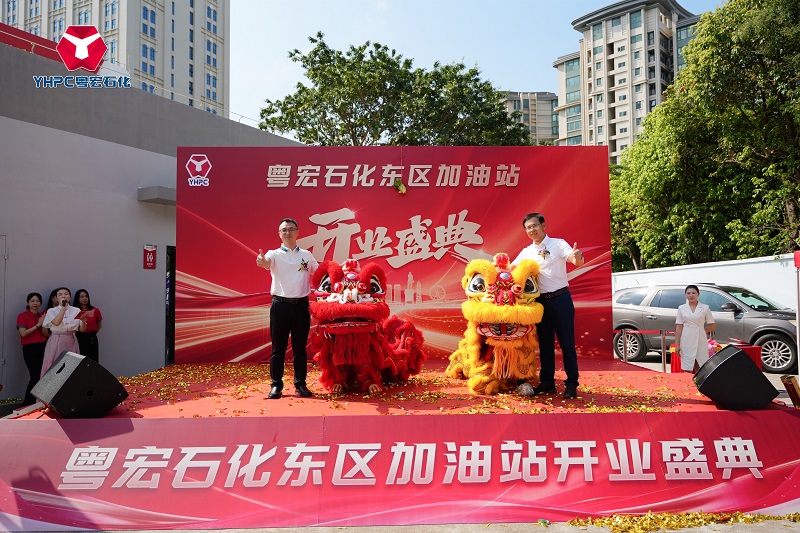 董事長(zhǎng)徐克偉先生與舞獅合影.jpg